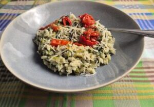 risotto met snijbiet, gegarneerd met gebakken tomaat en paprika