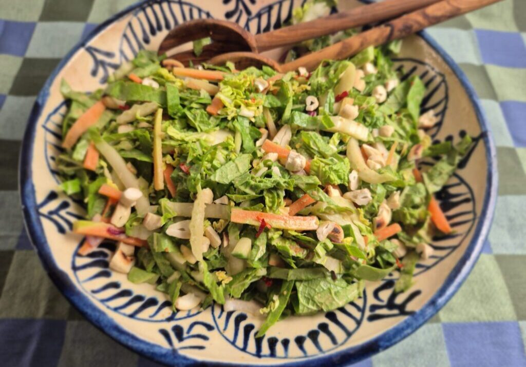 salade van chinese kool met wortel, komkommer en pindadressing