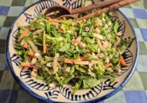 salade van chinese kool met wortel, komkommer en pindadressing