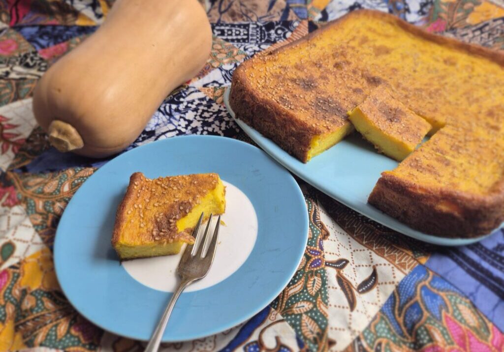 een taart van pompoen met sesamzaadjes er op 