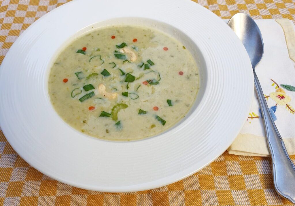 Bleekselderijsoep met cashewnoten