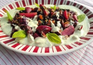 bosbiet en ui , met een een saus van feta, yoghurt en munt.
