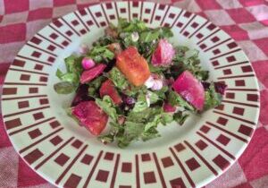 salade met gekleurde bietjes, rucola en geitenkaas