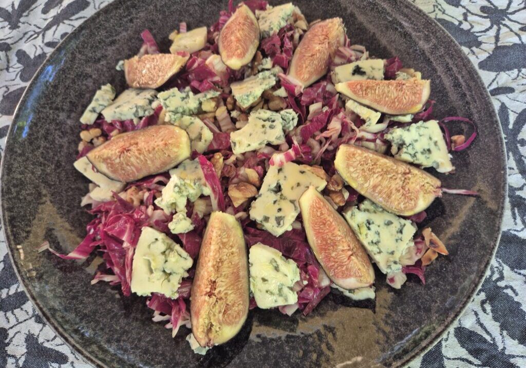 salade van radicchio met vijgen en stukjes blauwaderkaas