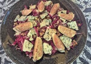 salade van radicchio met vijgen en stukjes blauwaderkaas