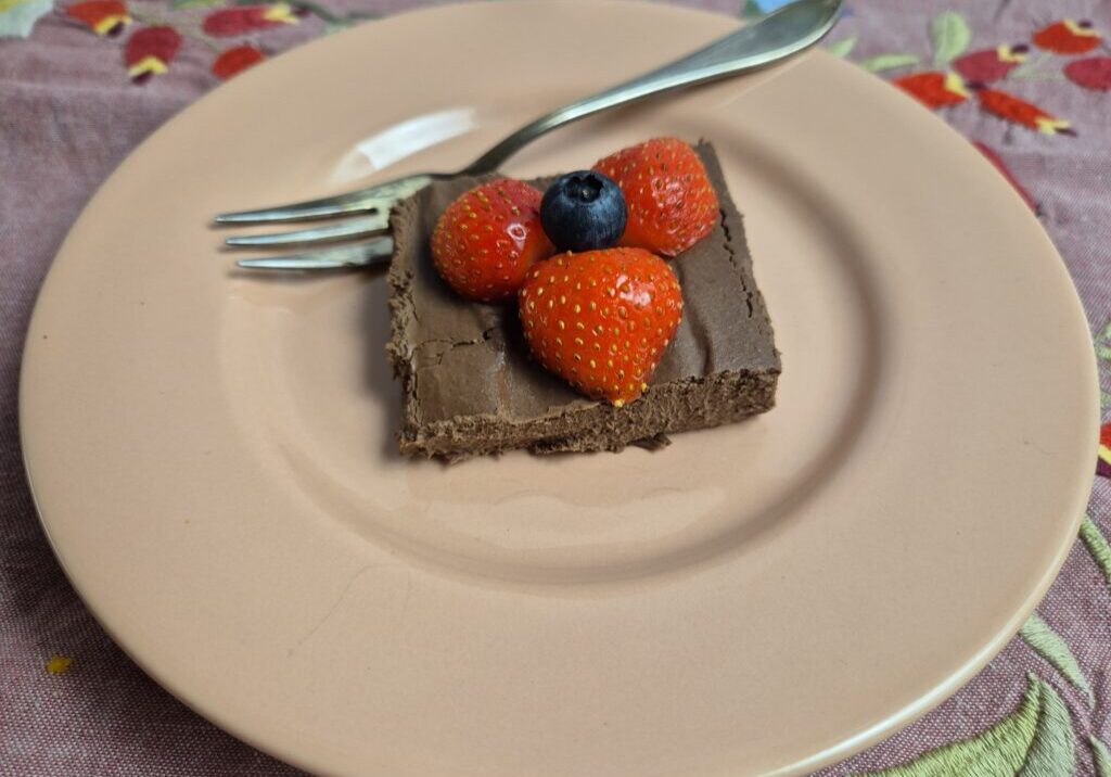 een chocoladefudge met aardbei geserveerd. er is bloemkool in verwerkt! 