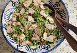 salade van krulandijvie met tomaat en komkommer en stukjes brood