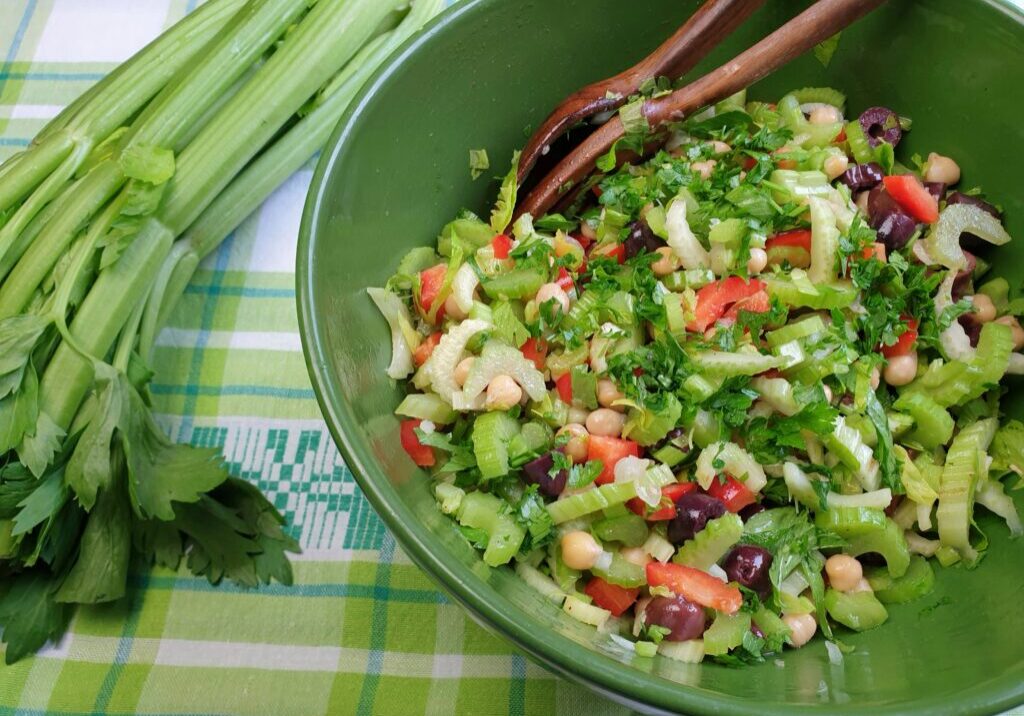 bleekselderijsalade met kikkererwten, paprika en olijven