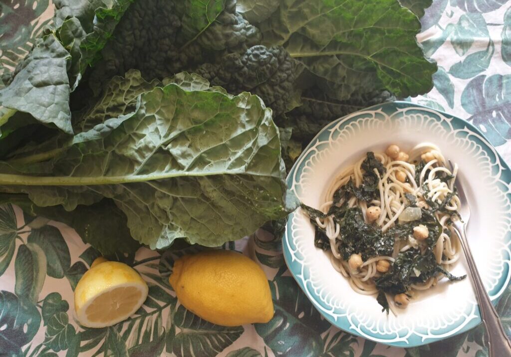 Pasta met palmkool, kikkererwten en citroen