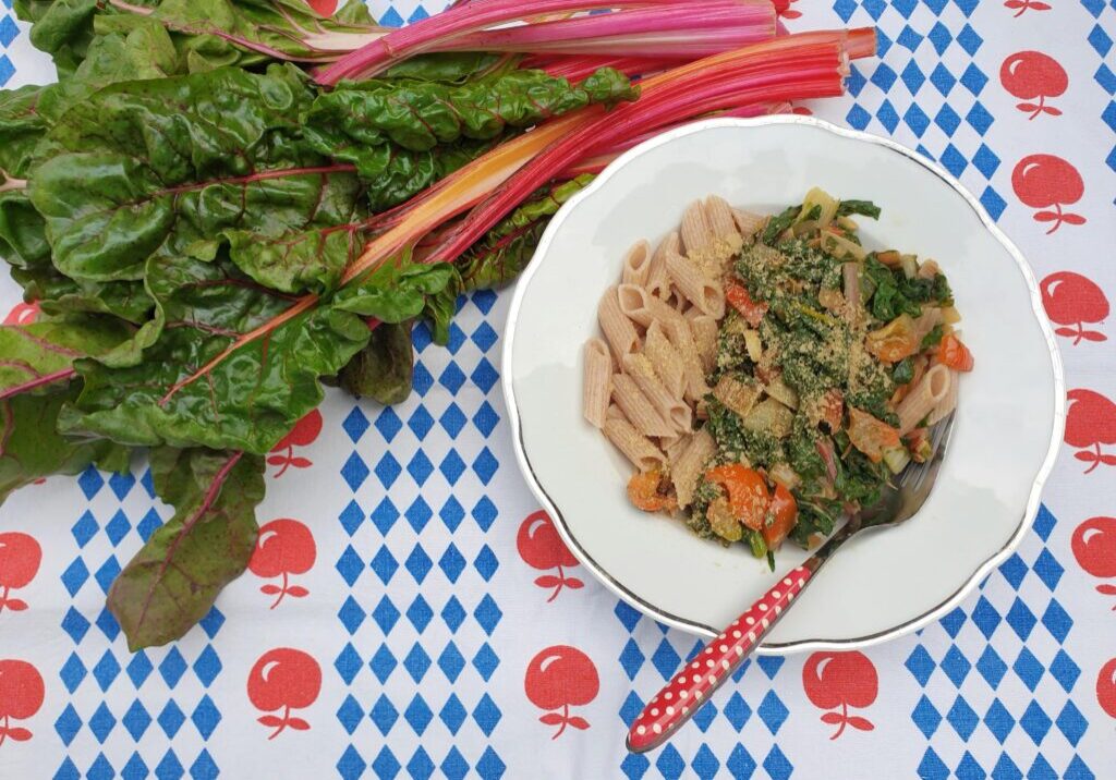Vegan romige pasta met snijbiet en paprika