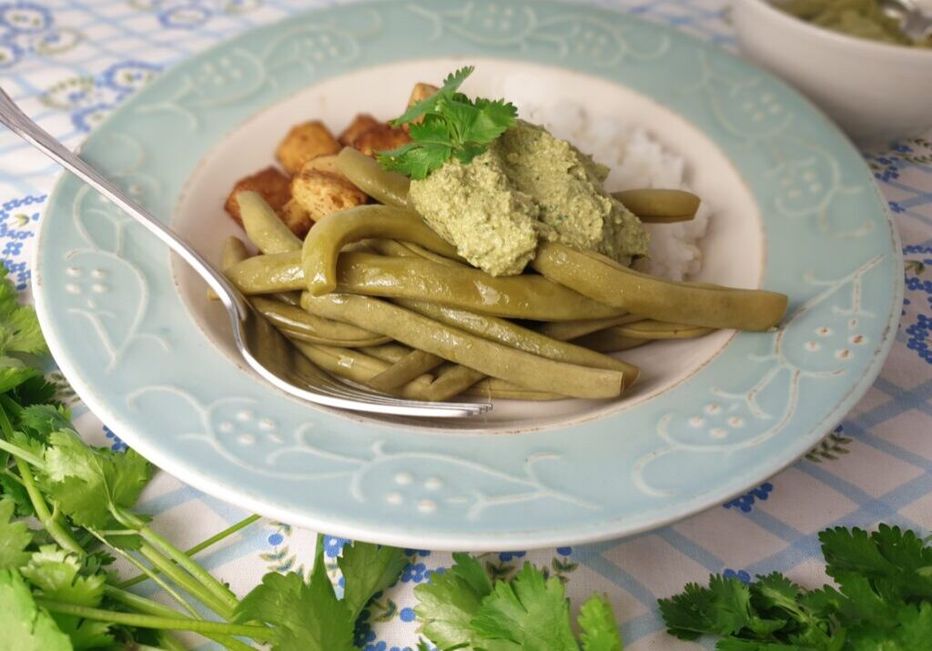 sperziebonen met koriandersaus, en rijst en gebakken tofu