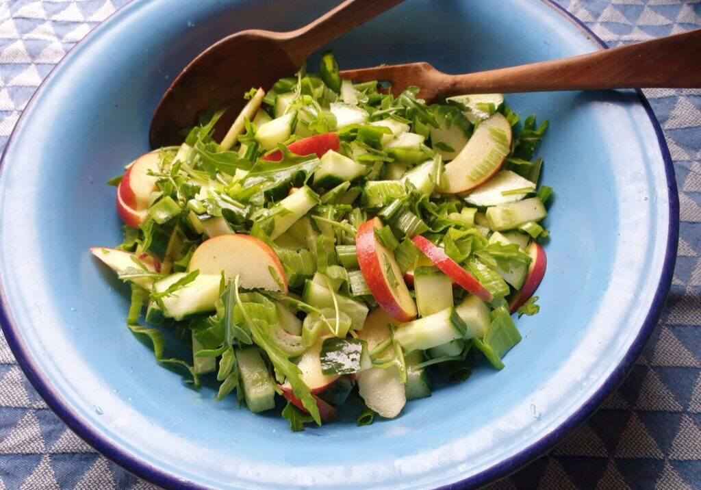 Komkommersla met rucola en ui