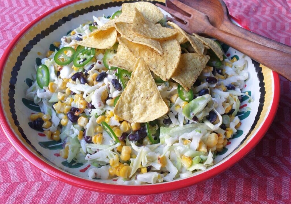 salade van spitskool met zwarte bonen, mais en peper