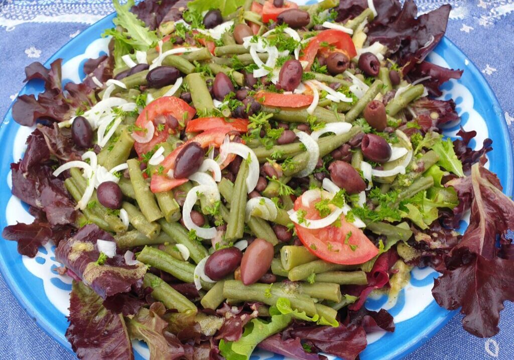 Sperziebonen-salade met tomaat, zwarte bonen, olijf en ui