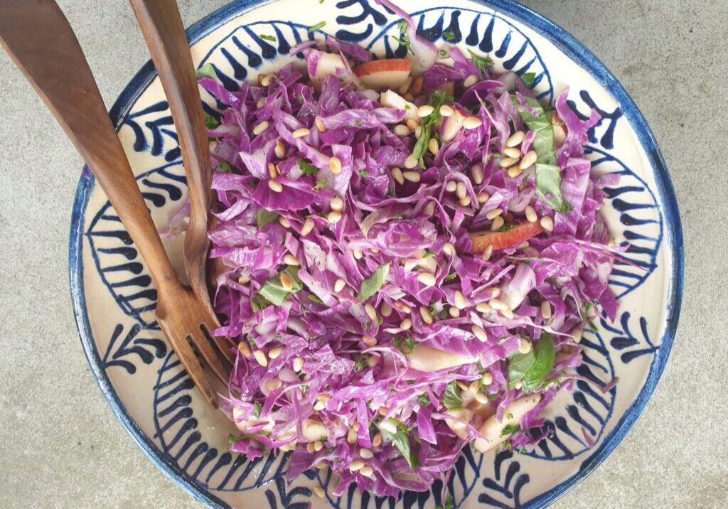 salade van rode spitskool met appel en groene kruiden