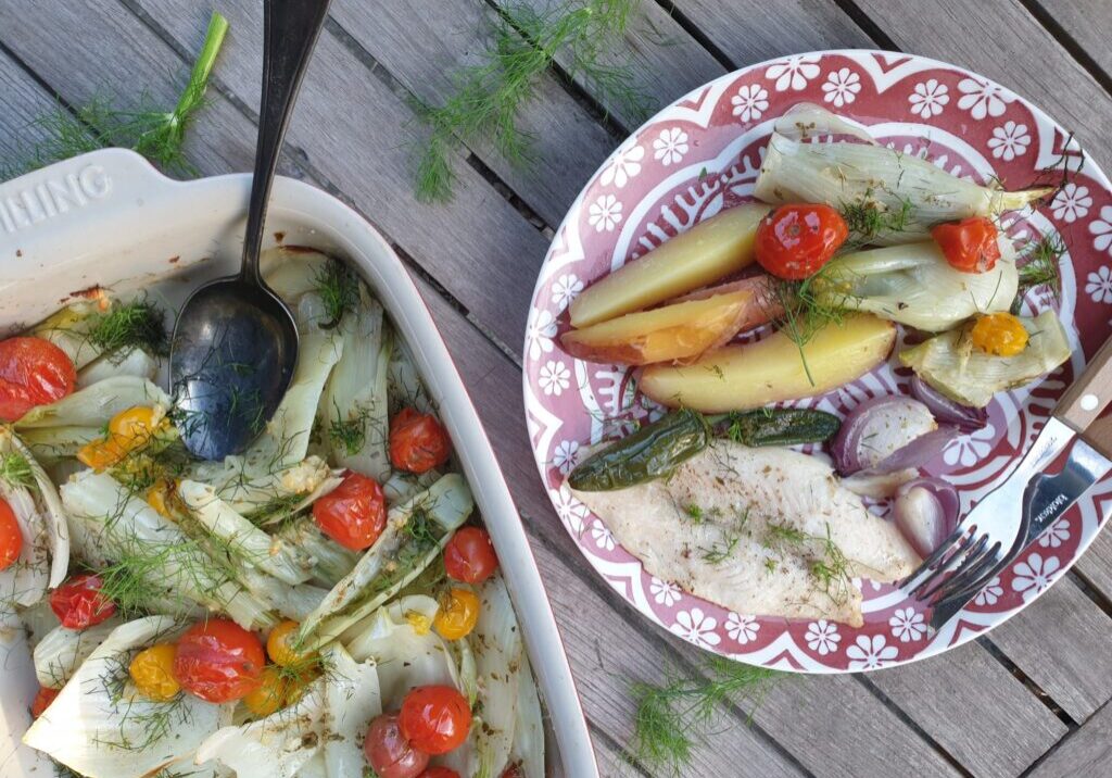 venkel ui de oven met tomaat, geserveerd met witte vis een aardappel