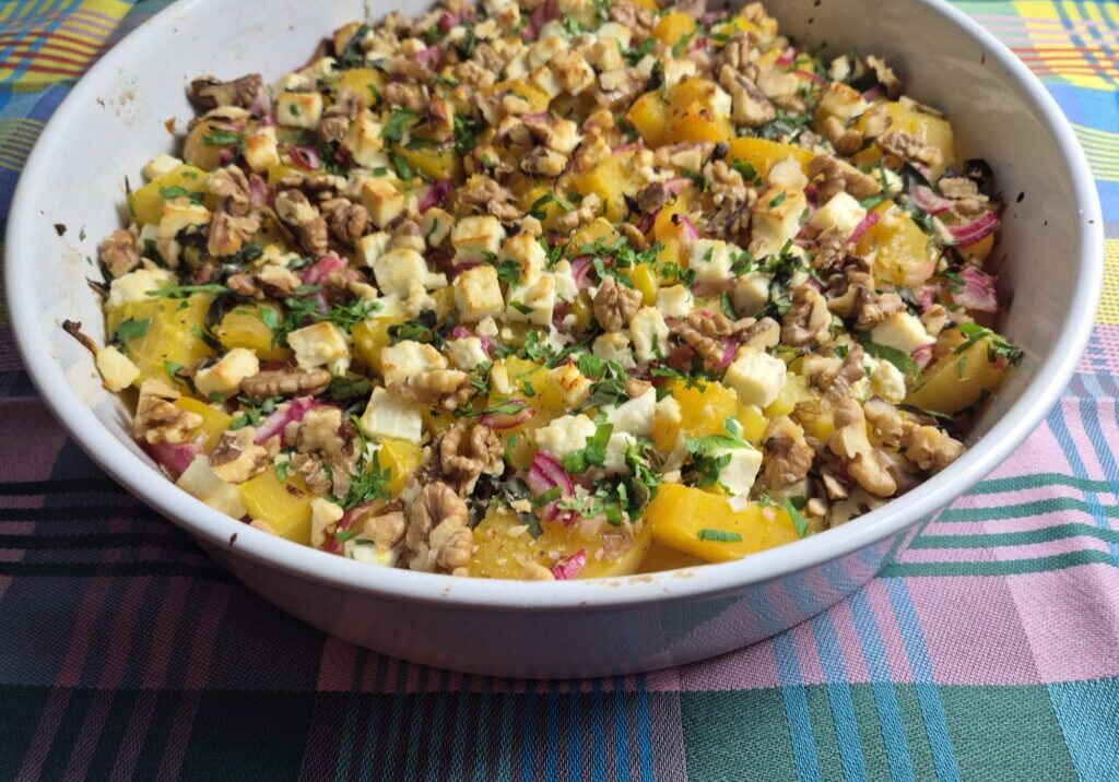 gele bietjes met rode ui, feta en walnoten