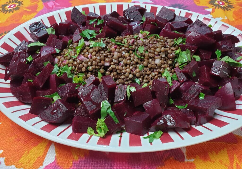 Linzensalade met kruiden en gekookte bietjes