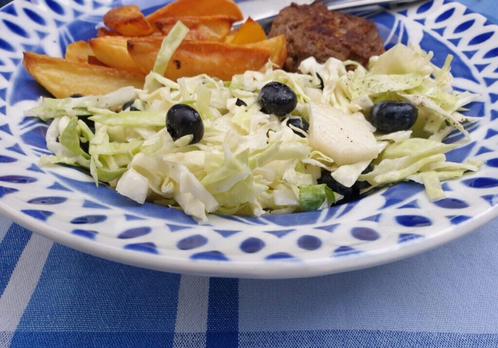 Spitskoolsalade met peer en blauwe bessen
