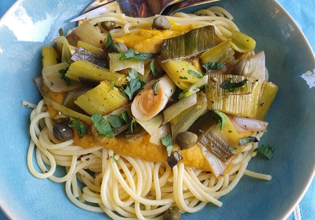 spaghetti met prei en rode linzensaus