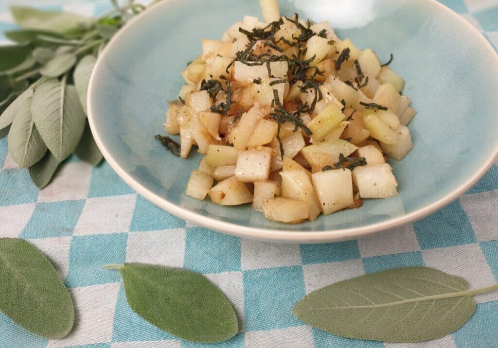 gestoofde blokjes koolrabi met salie