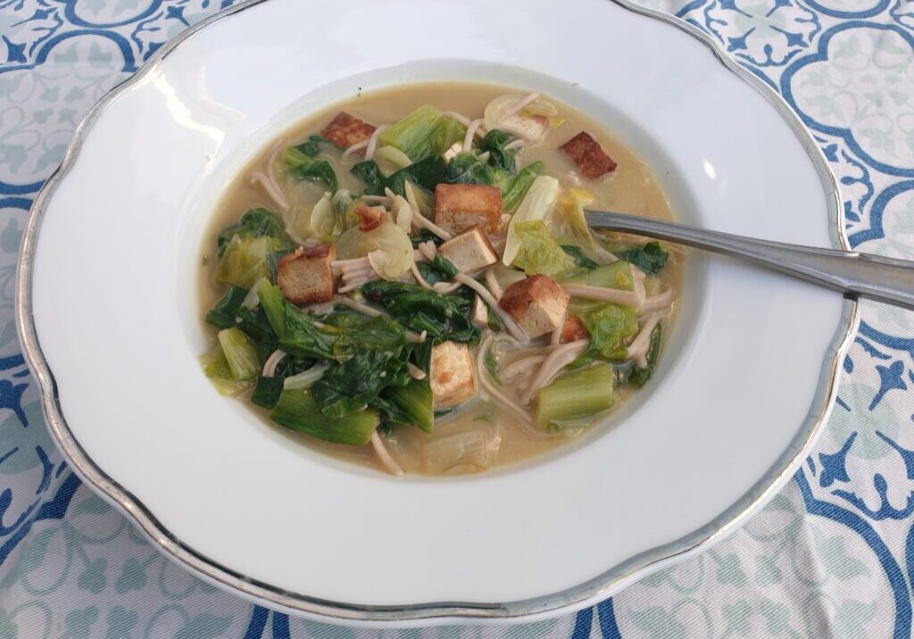 Andijviesoep met noodles en rooktofu