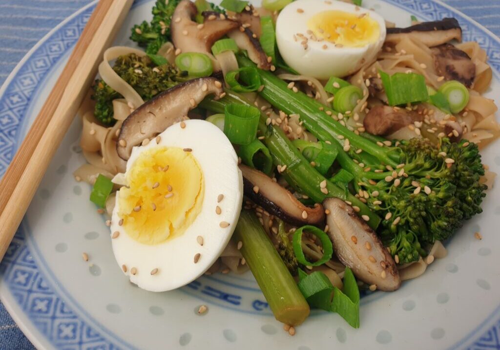 noodles met bimi en gekookt ei