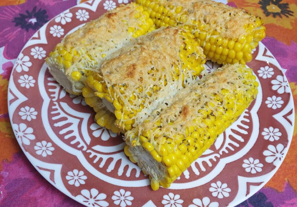 mais met geraspte kaas erover