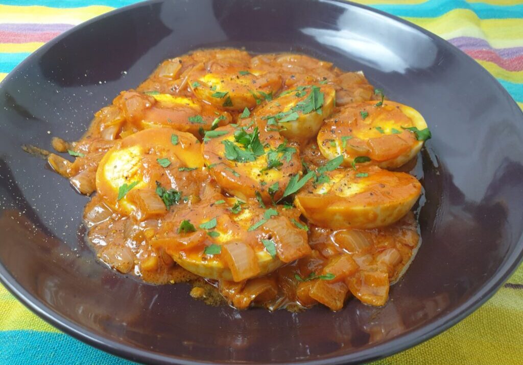 eieren in Indonesische tomatensaus