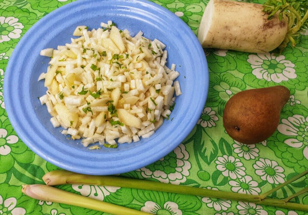 salade van daikon, peer en citroengras