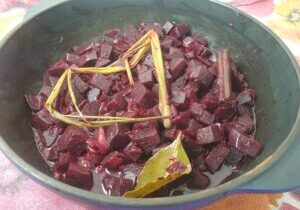 gestoofde blokjes biet met citroengras