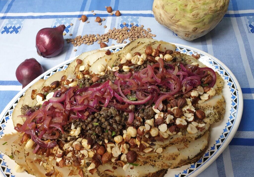 Knolselderij met linzen, hazelnoot en rode ui