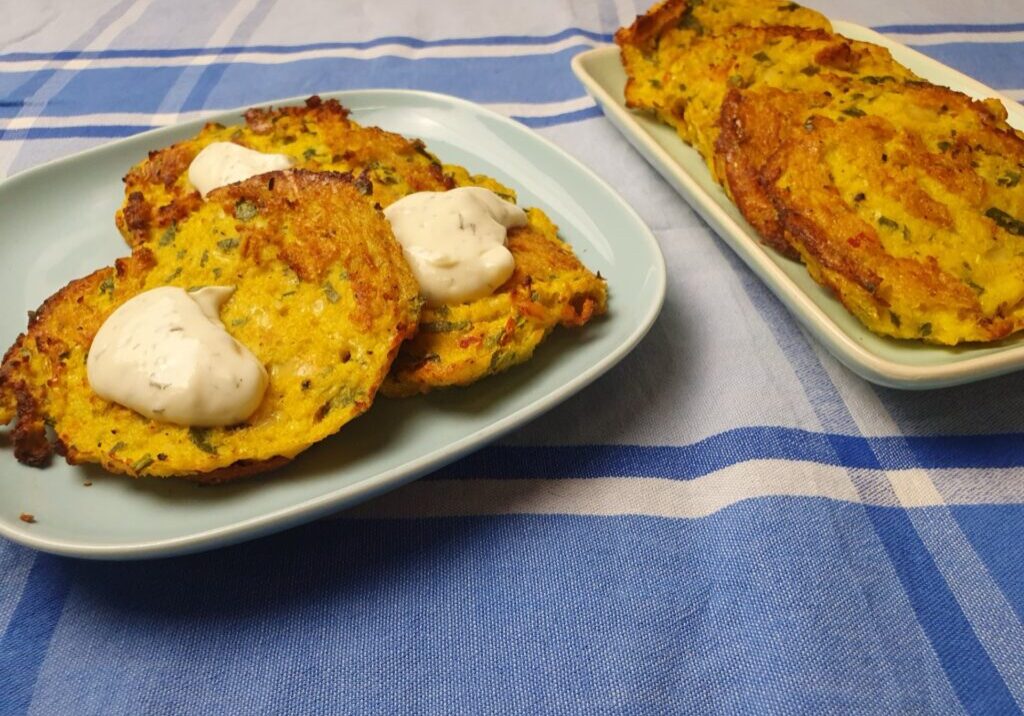 koekjes van bloemkool met een yoghurtsausje erbij