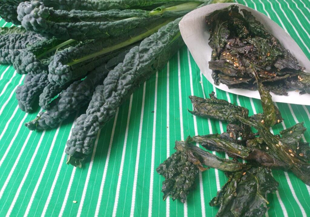 chips van palmkool in een zakje