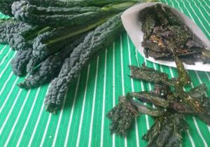 chips van palmkool in een zakje