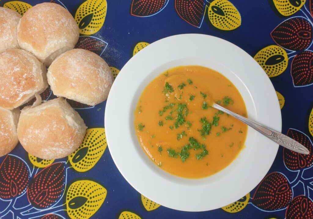 pompoensoep met brood ernaast