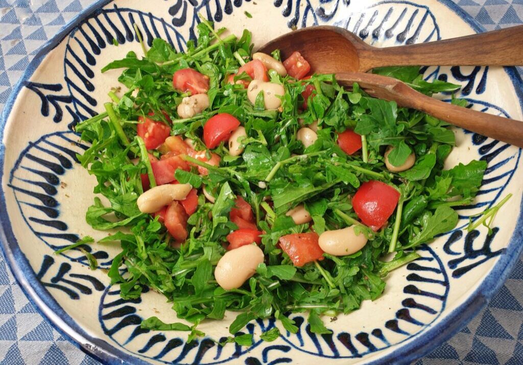 salade van rucola met tomaat en grote boterbonen
