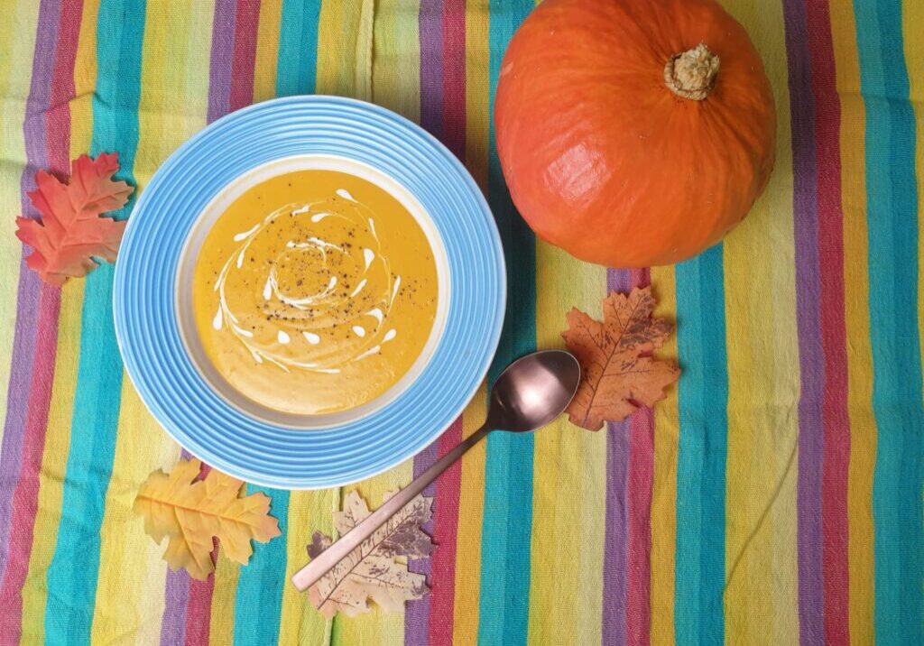 pompoensoep met stipjes room