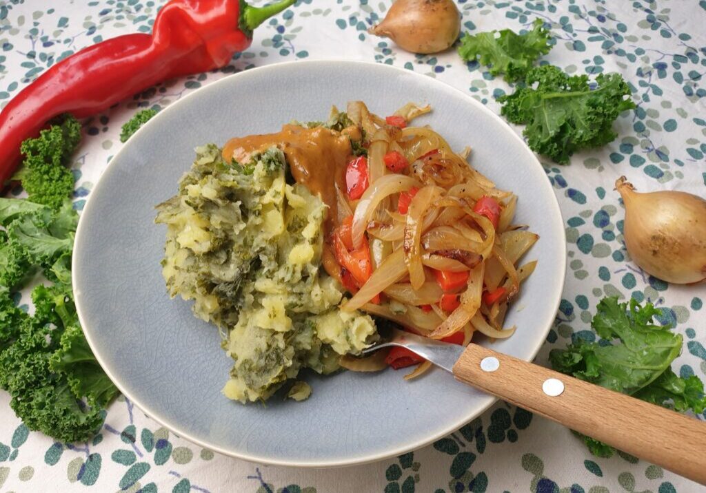boerenkool met gebakken ui en paprika en zelfgemaakte pindasaus