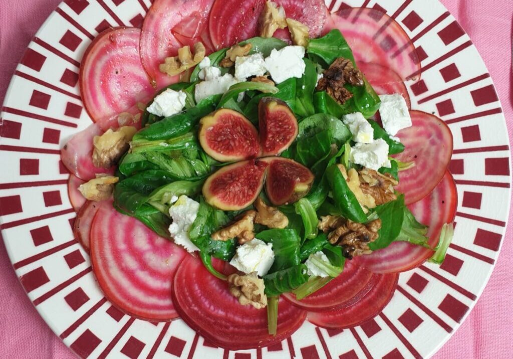 een carpaccio van chioggiabiet met eldsla, geitenkaas, walnoot en vijgen