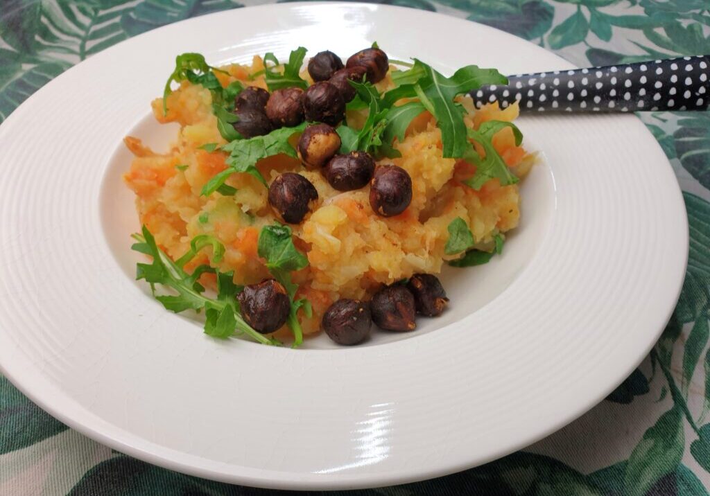 hutspot met rucola en gekruide hazelnoten