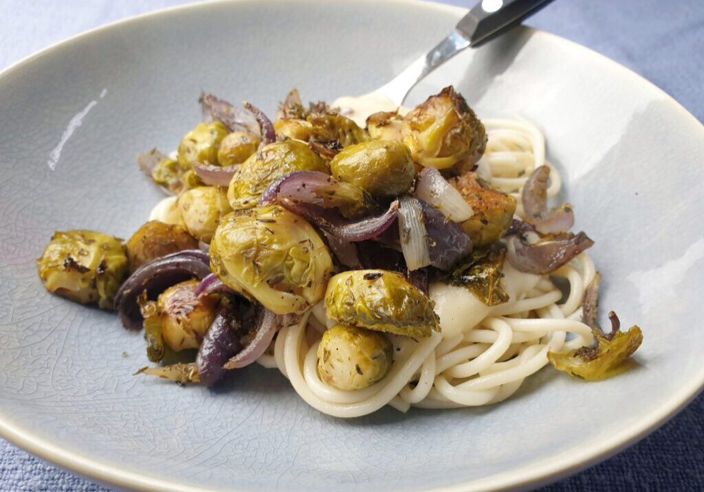 Geroosterde spruitjes met rode ui en tijm