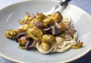 Geroosterde spruitjes met rode ui en tijm