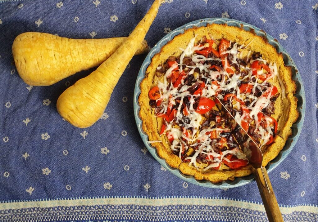 taartje van pastinaken met daarop rode ui en paprika
