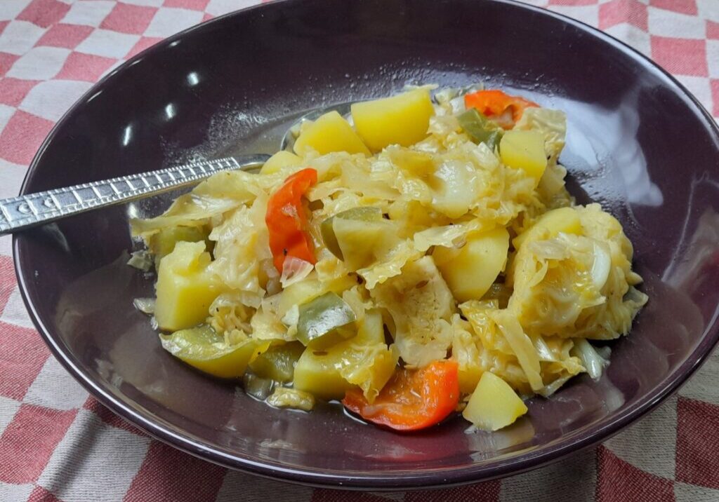 stoofpot met savooie kool, aardappel en paprika
