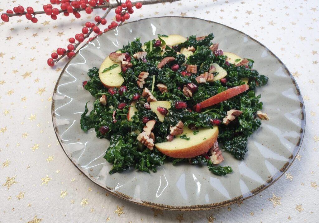 salade van palmkool, apple, granaatappel en noten