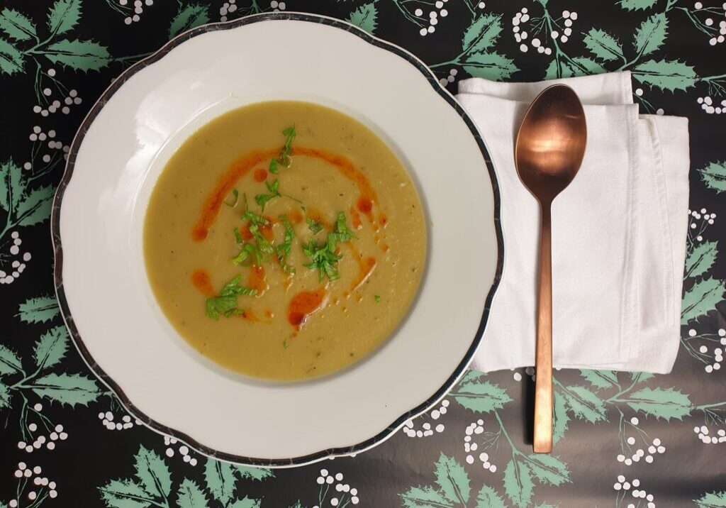 aardpeersoep met olie, op kleur gebracht met paprikapoeder en wat snippertjes groen van peterselie