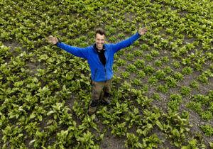 Sebastiaan Bos gefotografeerd door Michel Porro. op de tuin in Lelystad