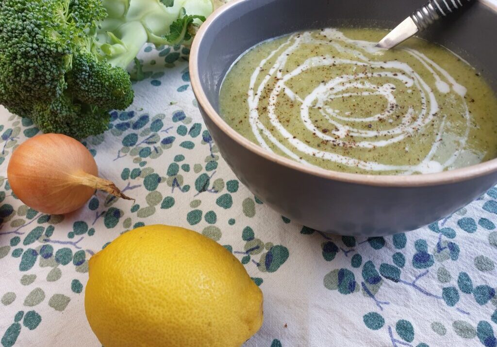 broccolisoep met ui, citroen en ansjovis