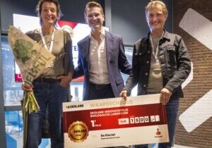 Sebastiaan Bos en Geke Lanjouw van biologische tuinderij De Kievit nemen  Ekoland Innovatieprijs Biologische Landbouw in ontvangst van Minister van Landbouw,  Visserij,  Voedselzekerheid en Natuur Jaimi van Essen .
Foto Michel Porro.